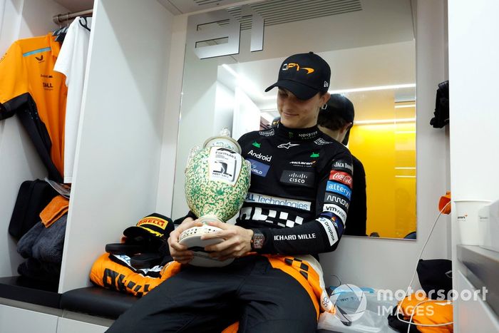 Oscar Piastri, McLaren F1 Team, 1ª posición, con el trofeo de ganador