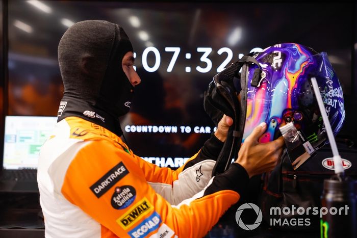 Lando Norris, McLaren F1 Team, se pone el casco