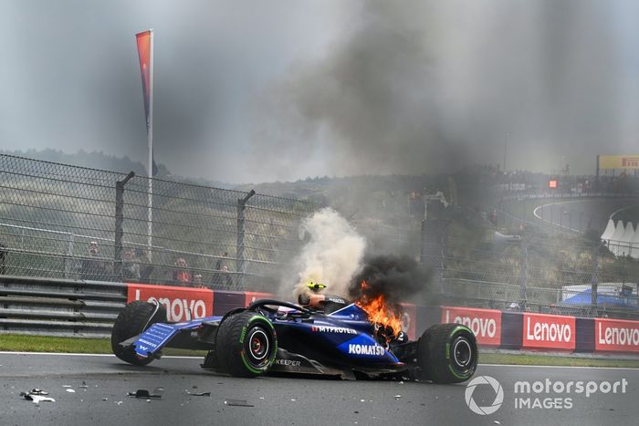 Logan Sargeant, Williams FW46, se cae en la FP3 al incendiarse la parte trasera de su coche