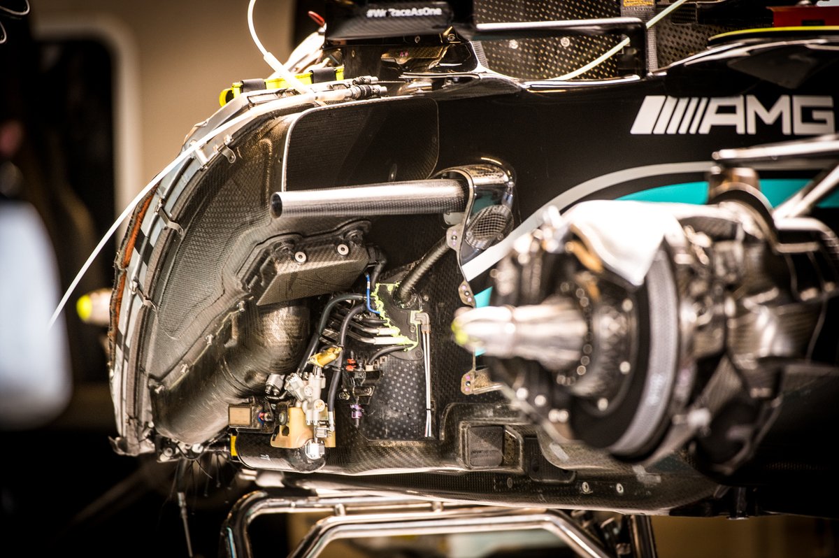 Mercedes W12: Kühler im Seitenkasten