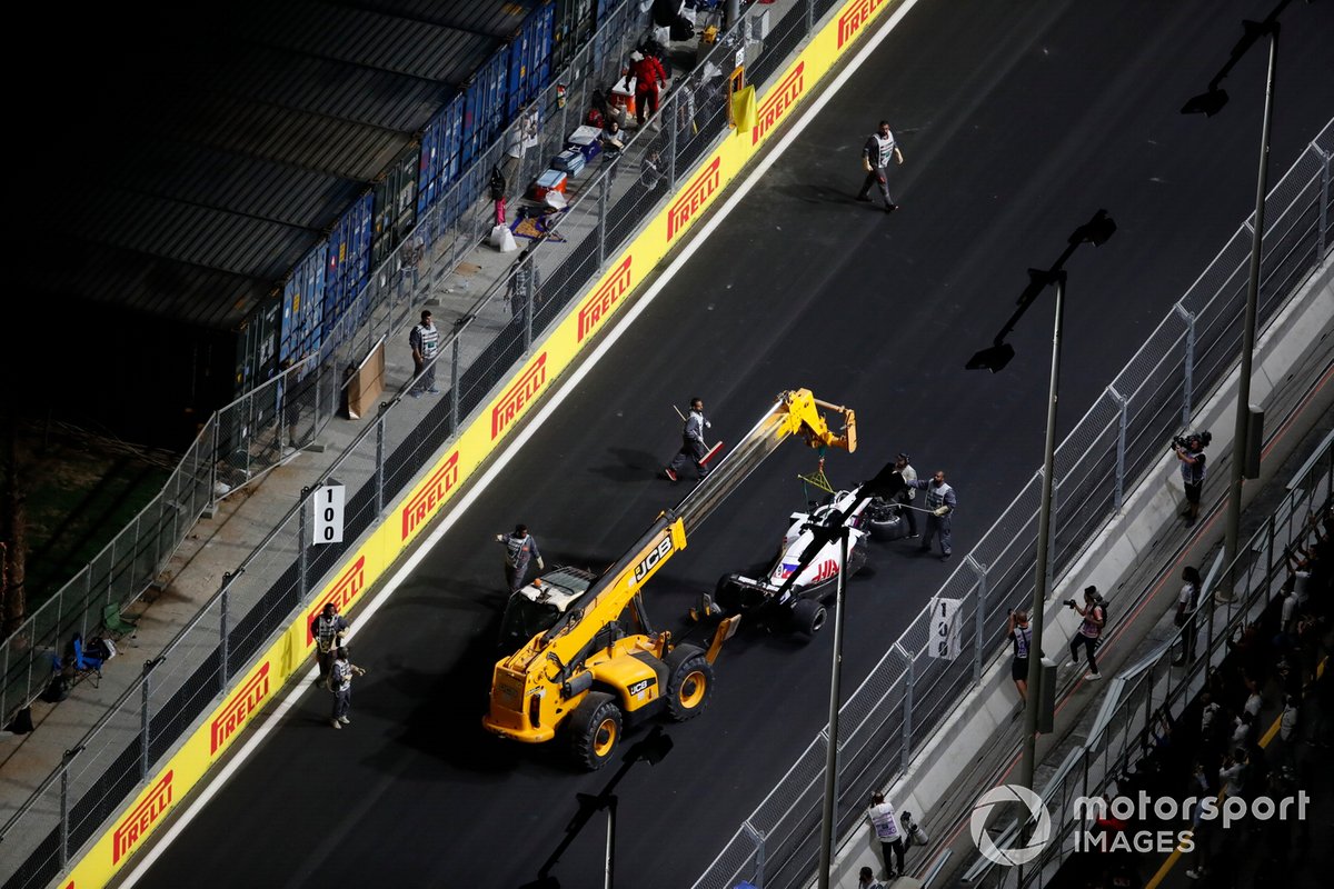 I Marshal rimuovono l'auto danneggiata di Nikita Mazepin, Haas VF-21
