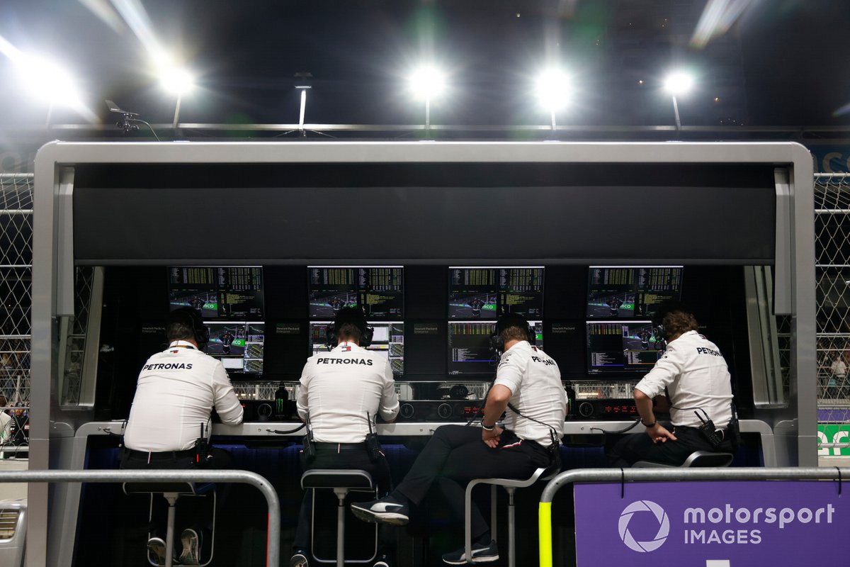 Los ingenieros de Mercedes en el muro de boxes
