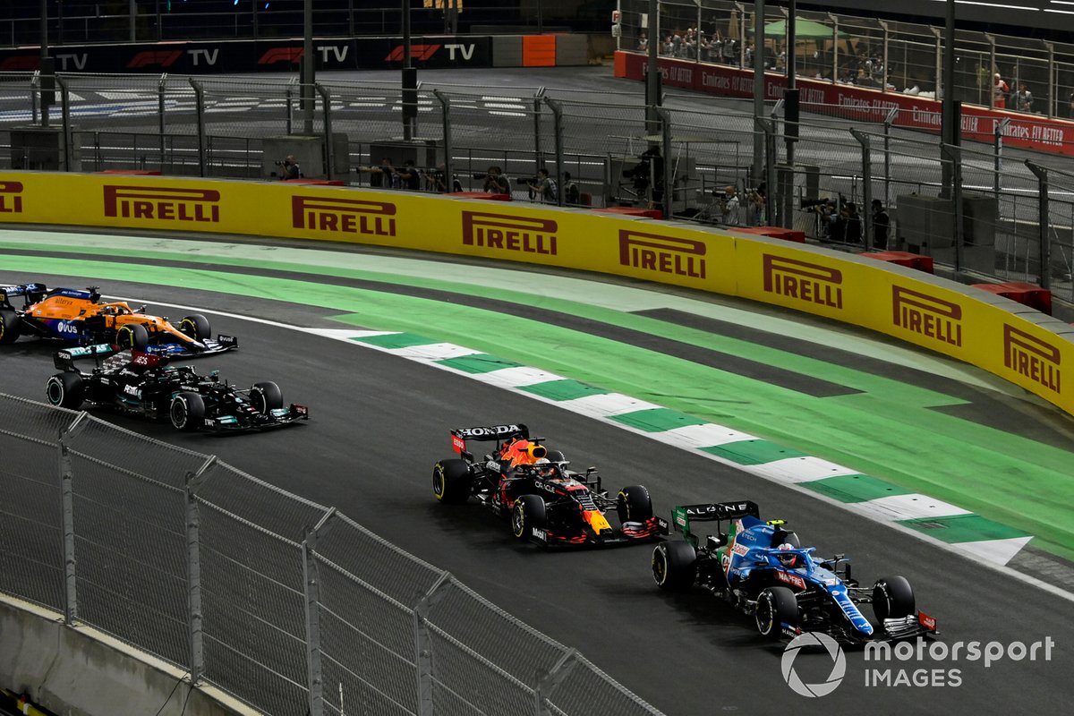 Esteban Ocon, Alpine A521, Max Verstappen, Red Bull Racing RB16B, Lewis Hamilton, Mercedes W12 e Daniel Ricciardo, McLaren MCL35M