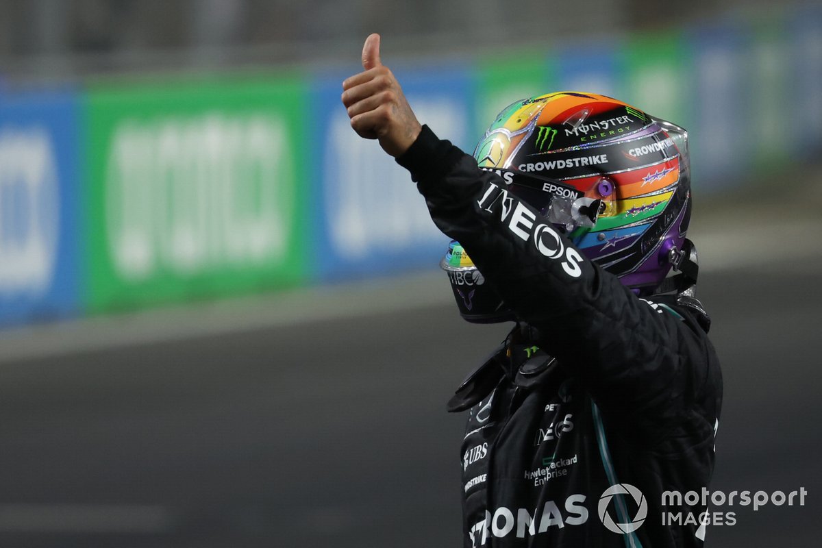 Ganador de la pole Lewis Hamilton, Mercedes, celebra en Parc Ferme
