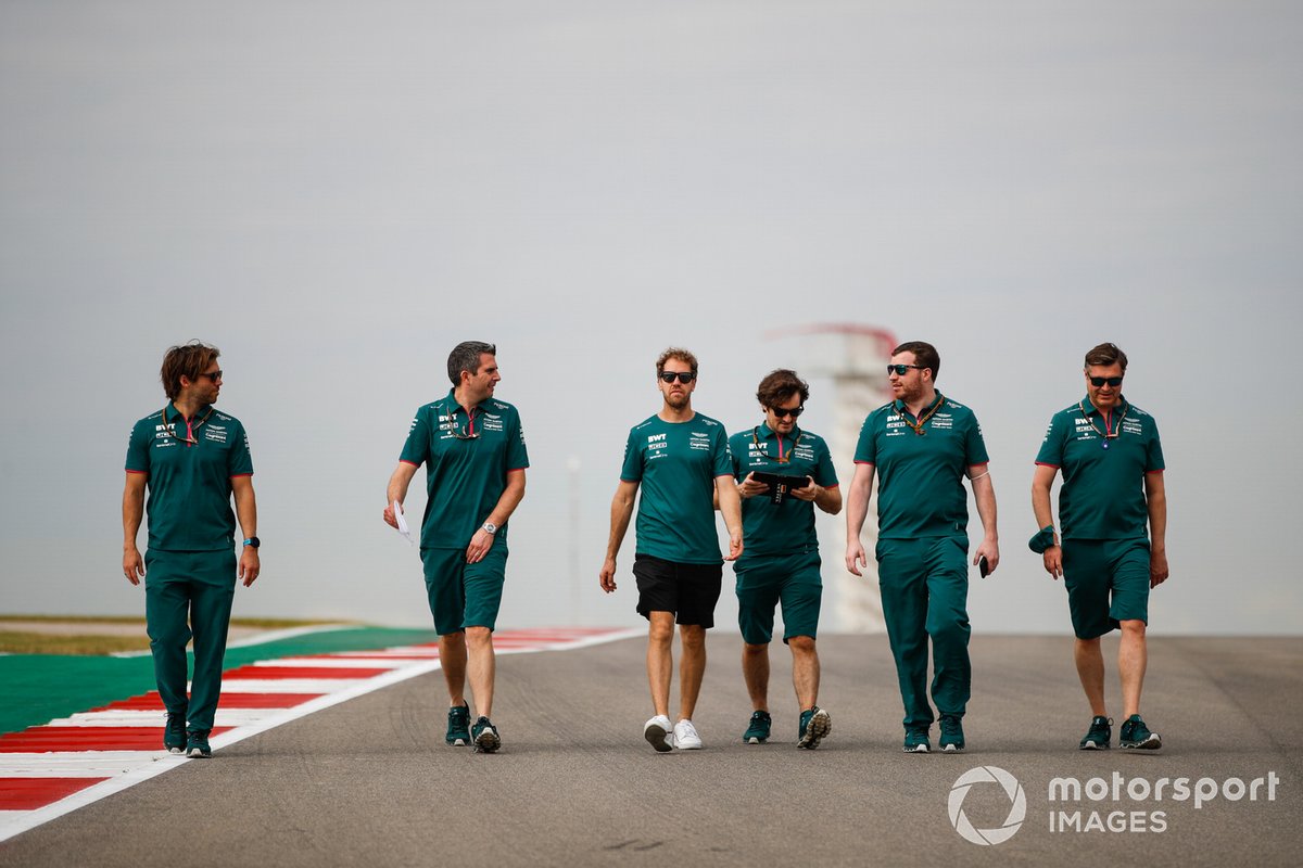 Sebastian Vettel, Aston Martin, cammina in pista