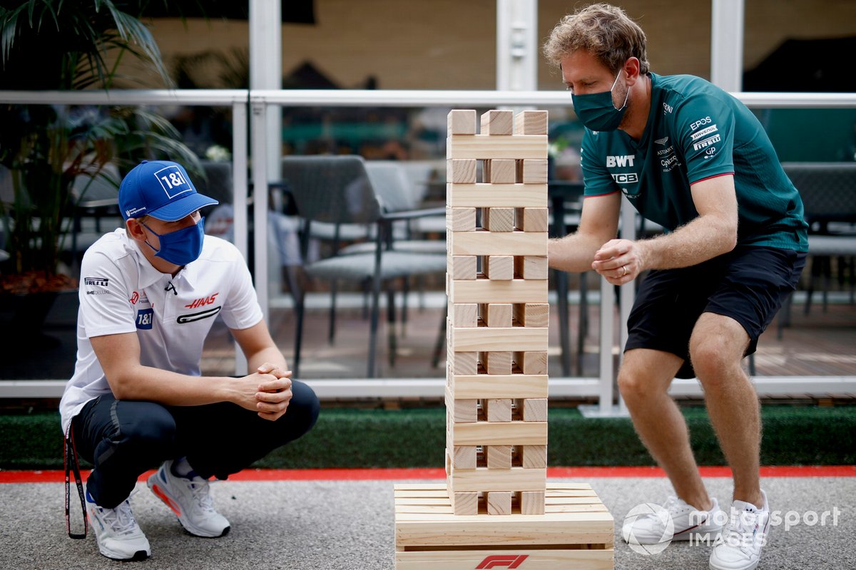Mick Schumacher, Haas y Sebastian Vettel, Aston Martin con el Jenga