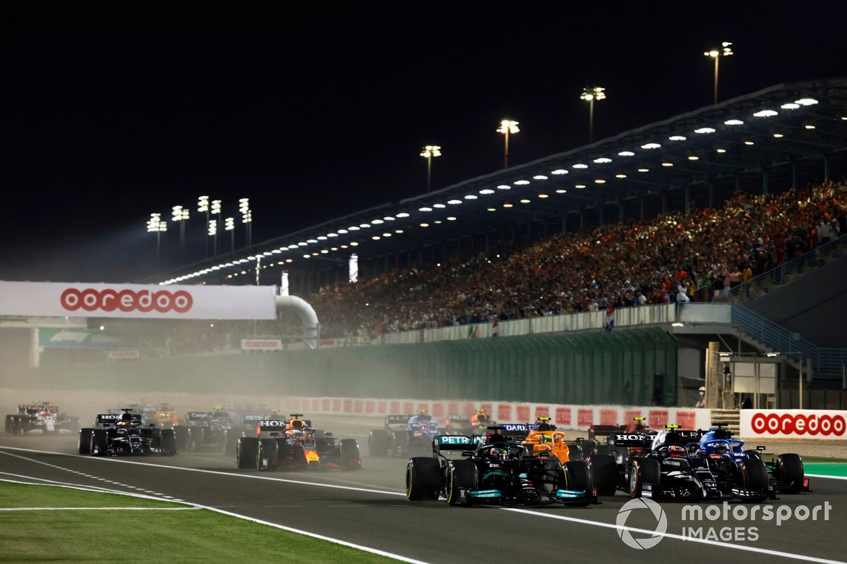 Lewis Hamilton, Mercedes W12, Pierre Gasly, AlphaTauri AT02, Fernando Alonso, Alpine A521, Lando Norris, McLaren MCL35M, Carlos Sainz Jr, Ferrari SF21, e il resto delle auto alla partenza