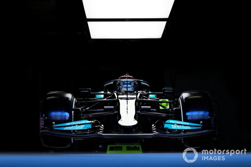 El coche de Lewis Hamilton, Mercedes W12, en el garaje