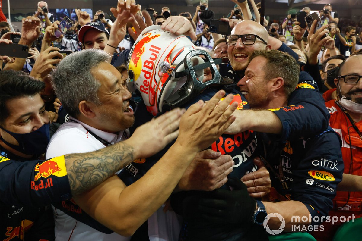 Il campione dei piloti 2021 Max Verstappen, Red Bull Racing, 1a posizione, festeggia a Parc Ferme con la sua squadra, tra cui Masashi Yamamoto, General Manager, Honda Motorsport