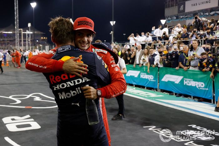 Max Verstappen, Red Bull Racing, es felicitado por Carlos Sainz Jr., Ferrari, en el Parc Ferme