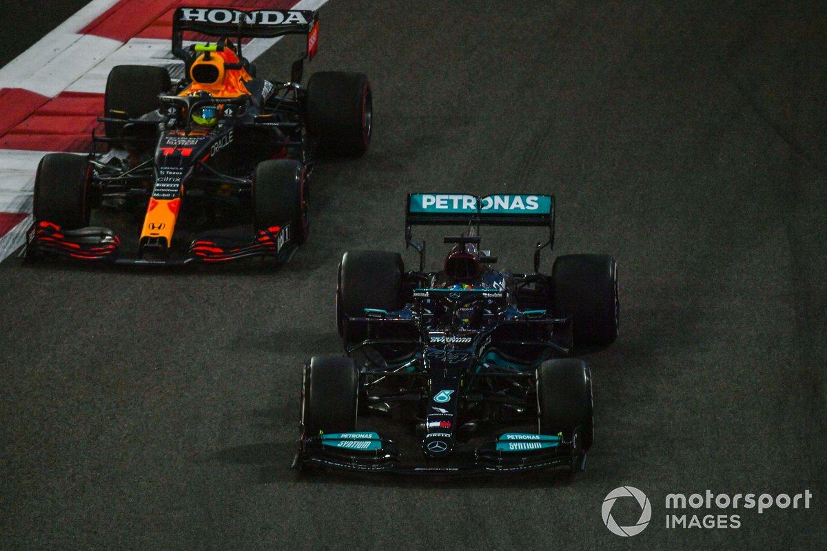 Lewis Hamilton, Mercedes W12, lucha con Sergio Pérez, Red Bull Racing RB16B