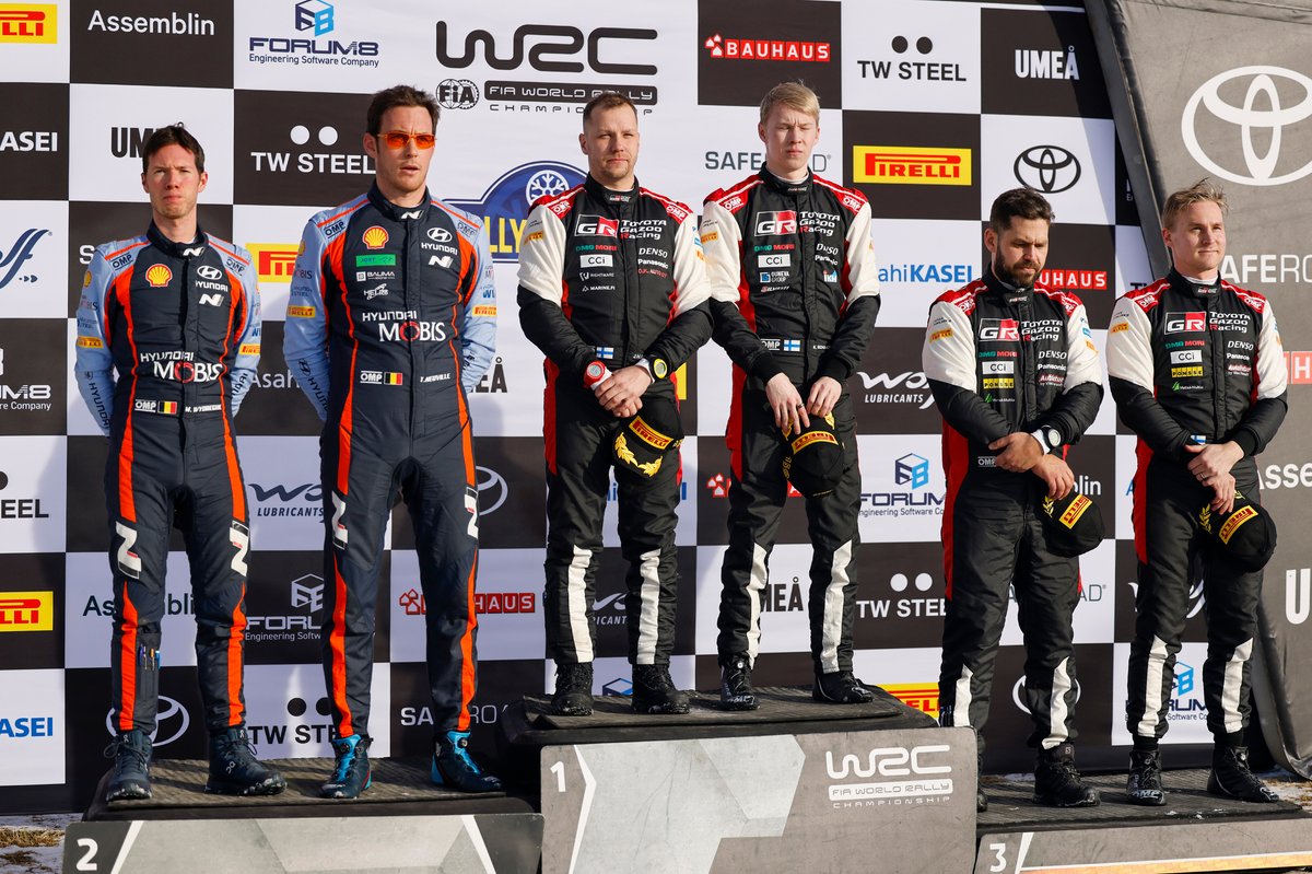 Les vainqueurs Kalle Rovanperä, Jonne Halttunen, Toyota Gazoo Racing WRT Toyota GR Yaris Rally1, les deuxièmes Thierry Neuville, Martijn Wydaeghe, Hyundai World Rally Team Hyundai i20 N Rally1, les troisièmes Esapekka Lappi, Janne Ferm, Toyota Gazoo Racing WRT Toyota GR Yaris Rally1 sur le podium