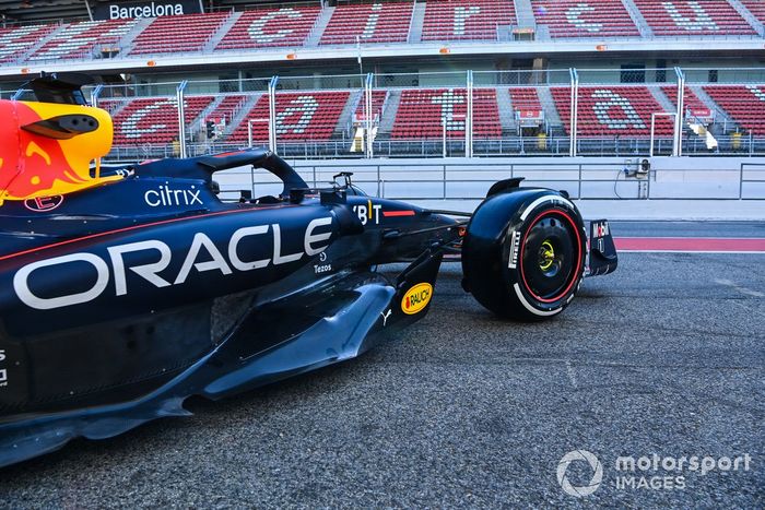 Sergio Pérez, Red Bull Racing RB18, sale de boxes