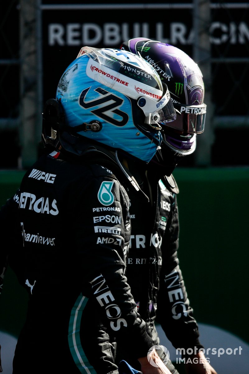 Ganador de la pole, Valtteri Bottas, de Mercedes, y Lewis Hamilton, de Mercedes, en el Parc Ferme tras la clasificación