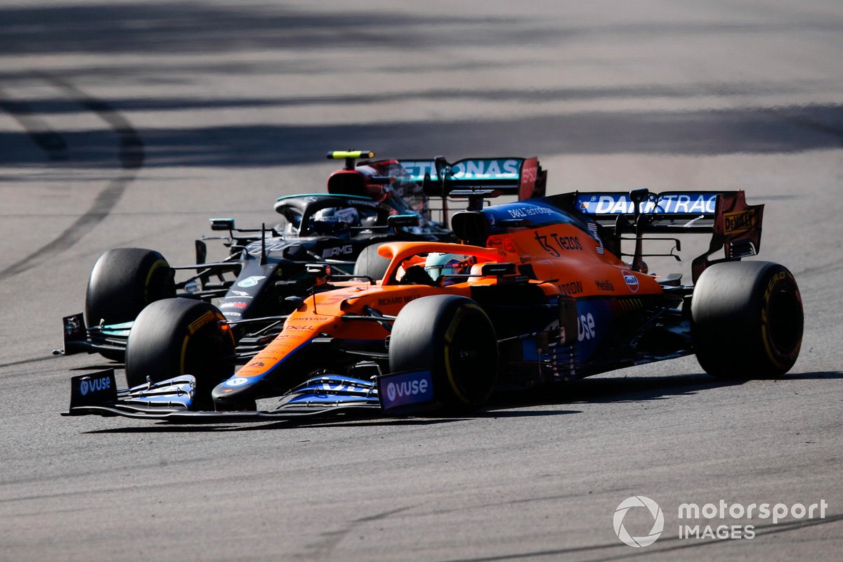 Daniel Ricciardo, McLaren MCL35M, Valtteri Bottas, Mercedes W12