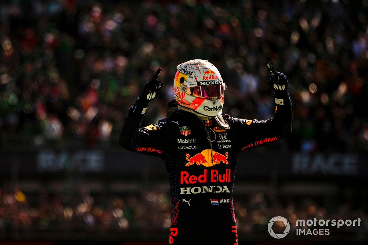 Max Verstappen, Red Bull Racing, 1ª posición, celebra en el Parc Ferme