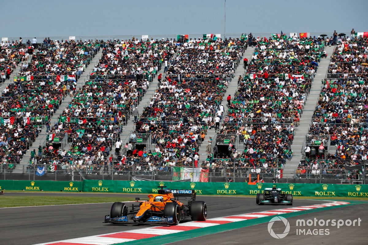 Daniel Ricciardo, McLaren MCL35M, Valtteri Bottas, Mercedes W12