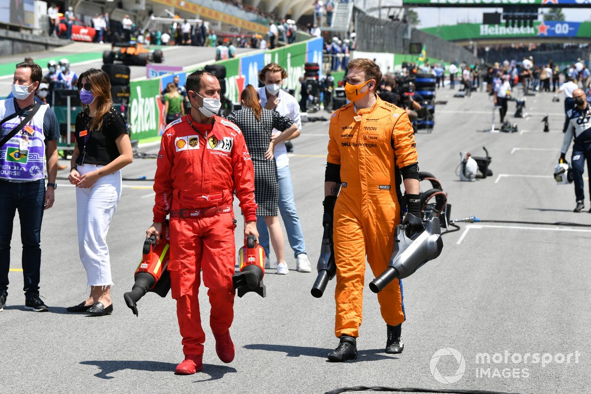 Los mecánicos de Ferrari y McLaren en la parrilla