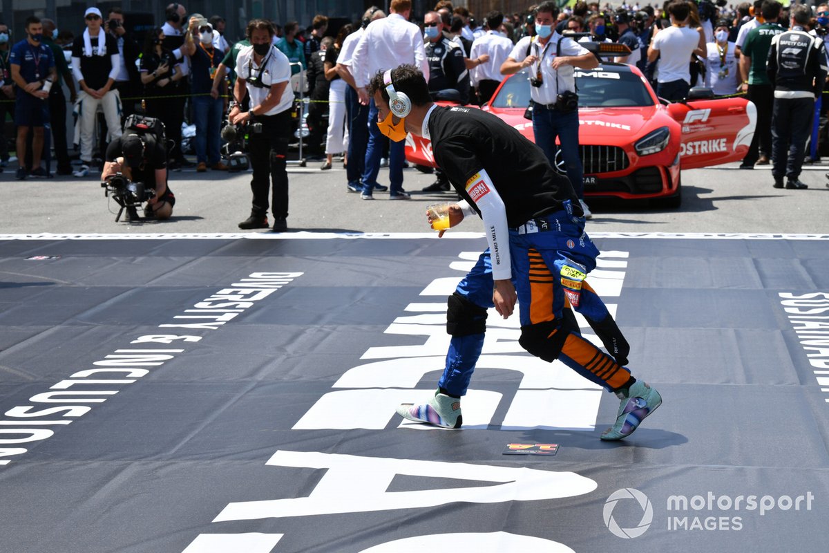 Daniel Ricciardo, McLaren, en la parrilla