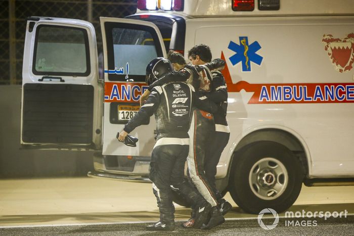 Delegados médicos asisten a Romain Grosjean, Haas F1, después del accidente en la primera vuelta