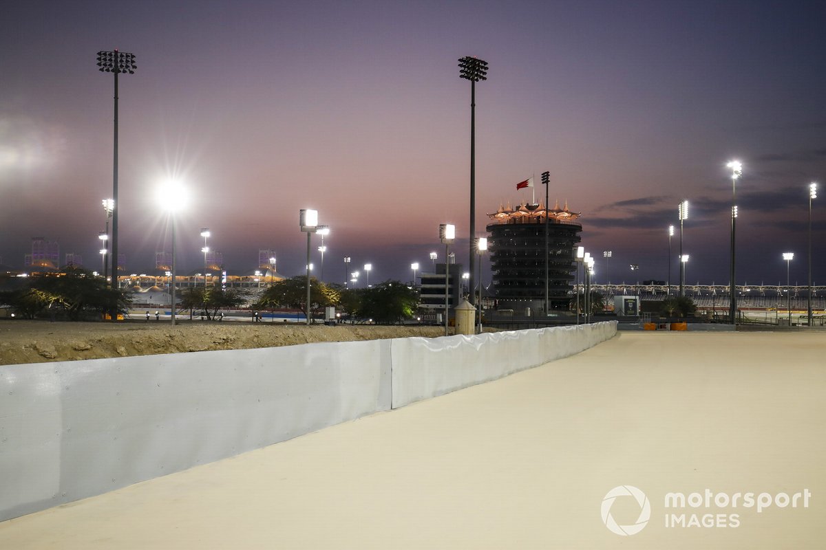 Reparación de la barrera donde Romain Grosjean, Haas F1 tuvo el accidente