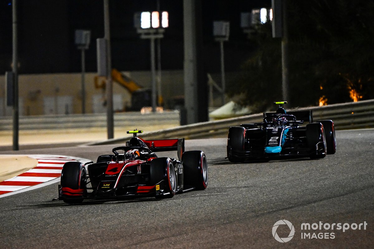 Callum Ilott, UNI-Virtuosi, leads Dan Ticktum, Dams