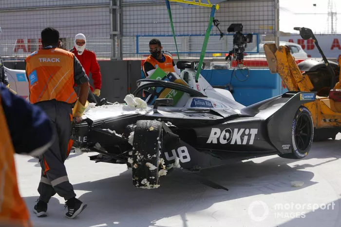 Marshals return the damaged car of Edoardo Mortara, Venturi Racing, Silver Arrow 02, to the pit lane after his crash