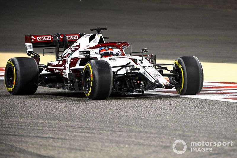 Kimi Raikkonen, Alfa Romeo Racing C41, pierde el alerón delantero