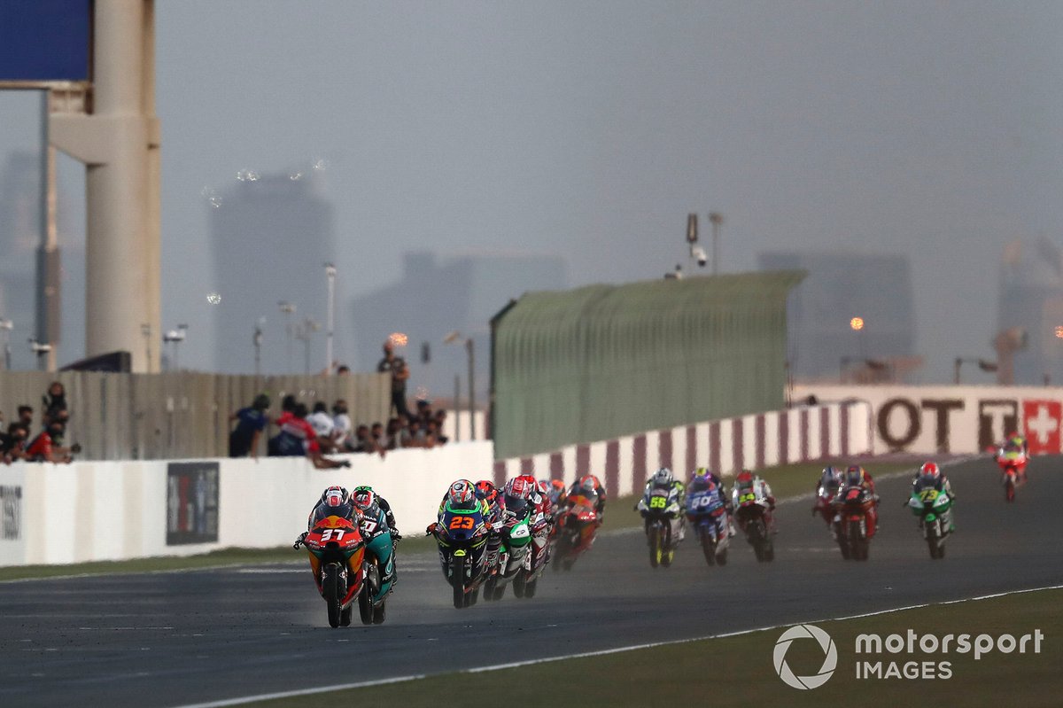 Ganador Pedro Acosta, Red Bull KTM Ajo cruza la meta