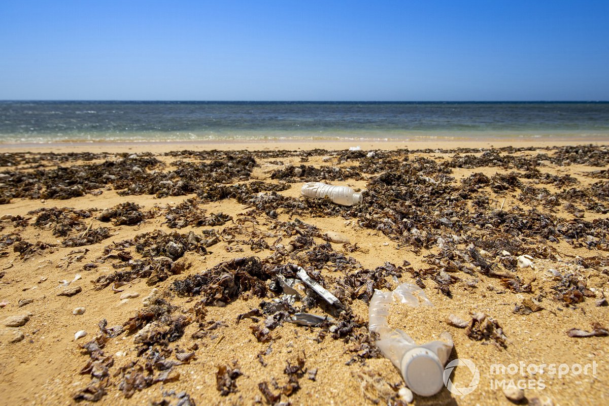 Basura de plástico en la playa