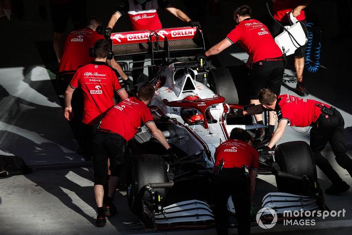 Los mecánicos empujan a Kimi Raikkonen, Alfa Romeo Racing C41, de vuelta al garaje