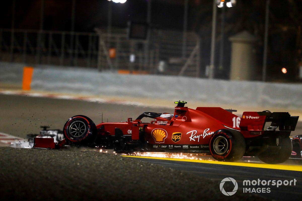 Charles Leclerc, Ferrari SF1000 con la sospensione anteriore rotta, dopo il contatto con Sergio Perez, Racing Point RP20, al primo giro