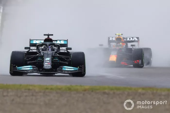Lewis Hamilton, Mercedes W12, Sergio Pérez, Red Bull Racing RB16B