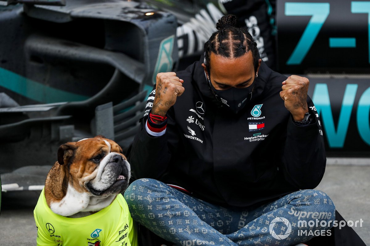 Lewis Hamilton, Mercedes-AMG F1, celebra con Mercedes y su perro Roscoe su 7º Mundial