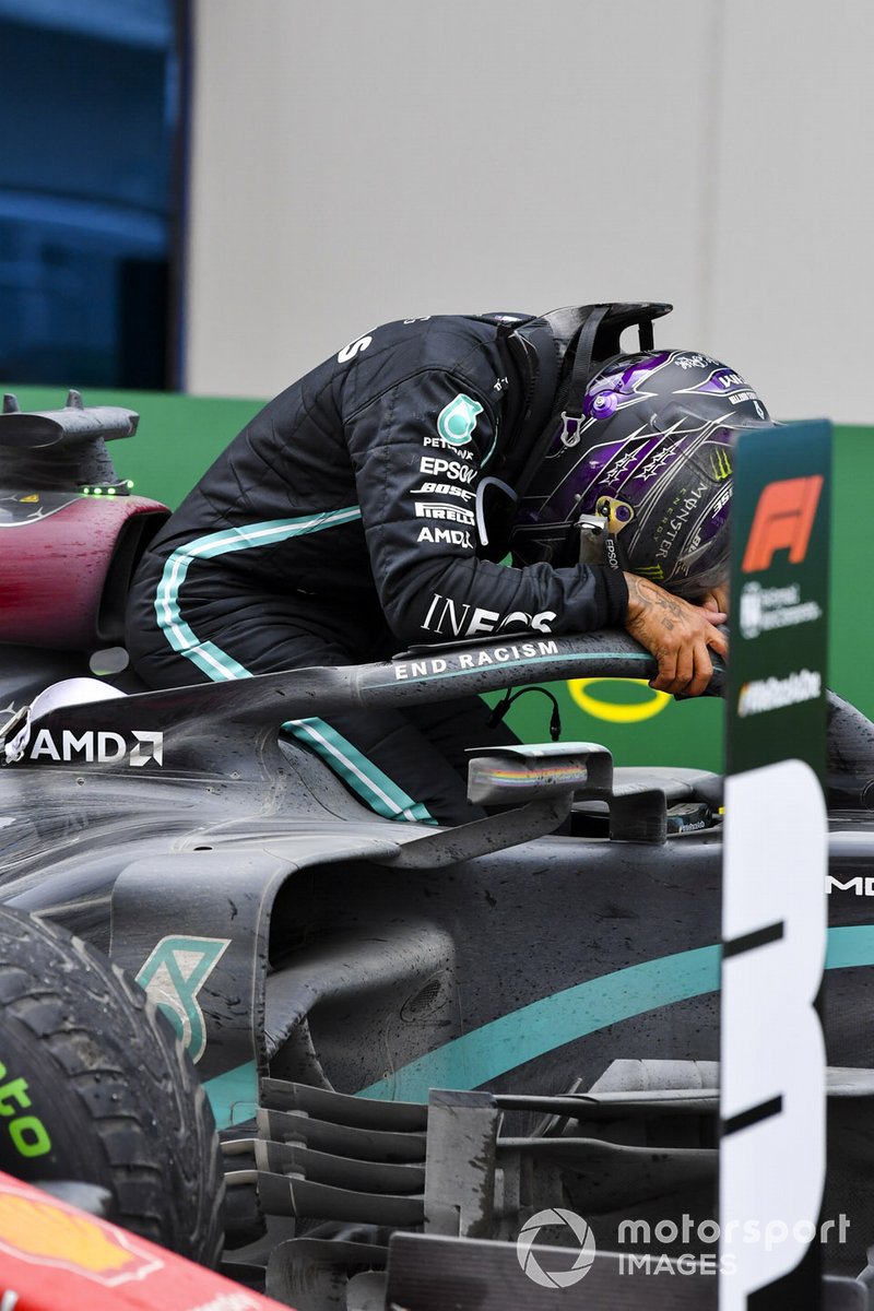 Lewis Hamilton, Mercedes-AMG F1, celebra en Parc Ferme después de asegurar su séptimo campeonato mundial