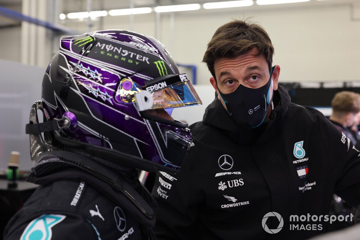 Lewis Hamilton, Mercedes-AMG F1, e Toto Wolff, Direttore Esecutivo (Business), Mercedes AMG