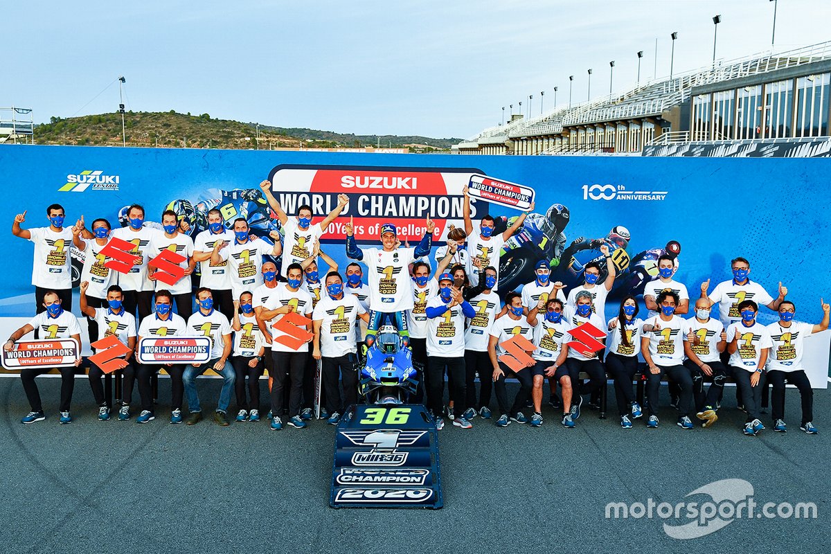 Campione del Mondo 2020: Joan Mir, Team Suzuki MotoGP in posa con il team