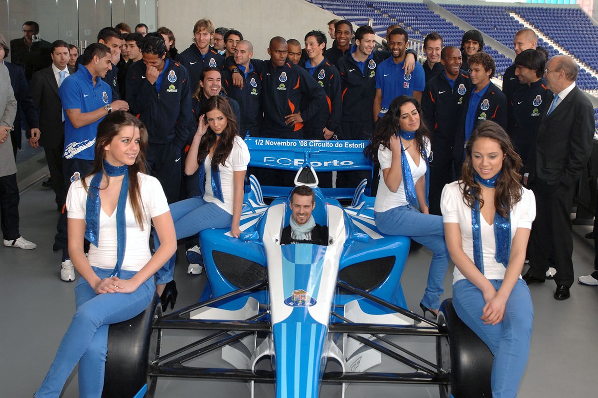 El ex piloto de F1 Tiago Monteiro en el coche del FC Porto de la Superleague Formula con azafatas y el equipo