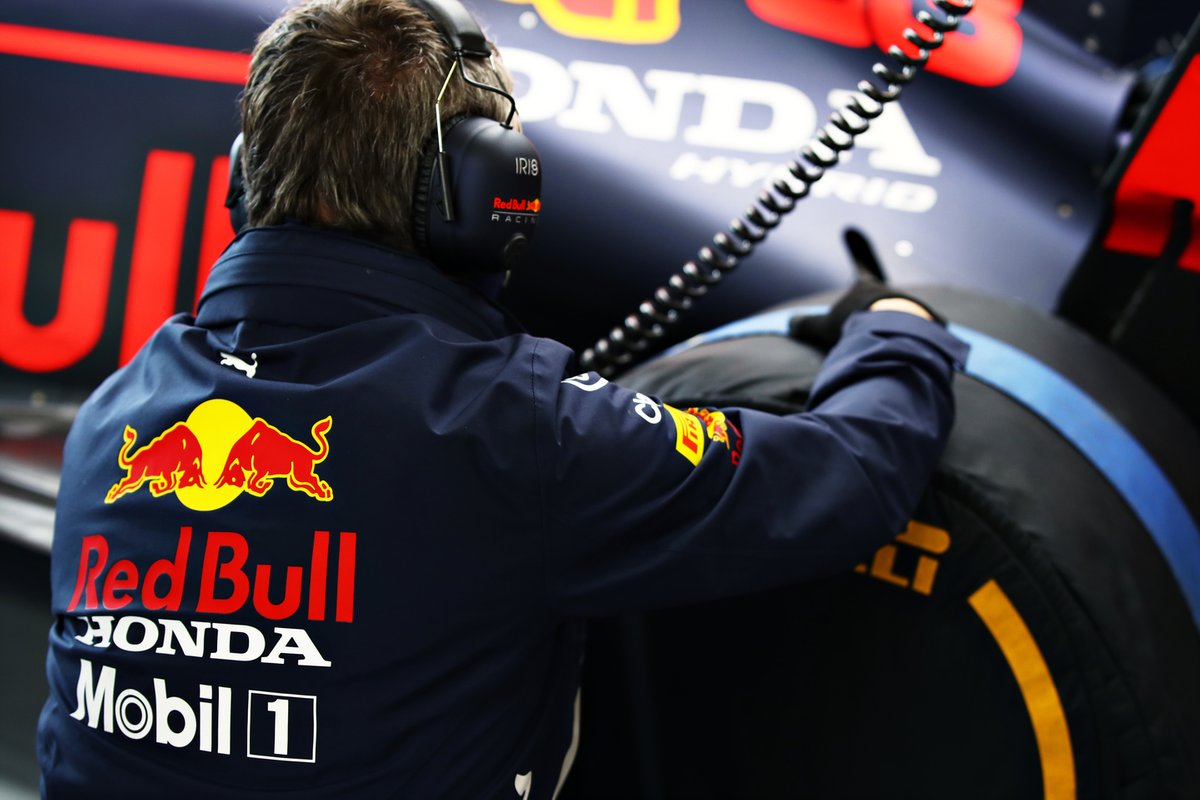 Un membre de Red Bull Racing team travaille dans le garage