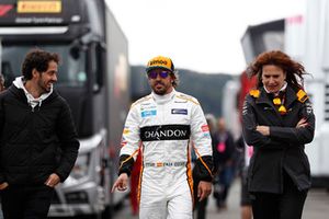 Fernando Alonso, McLaren, nel paddock