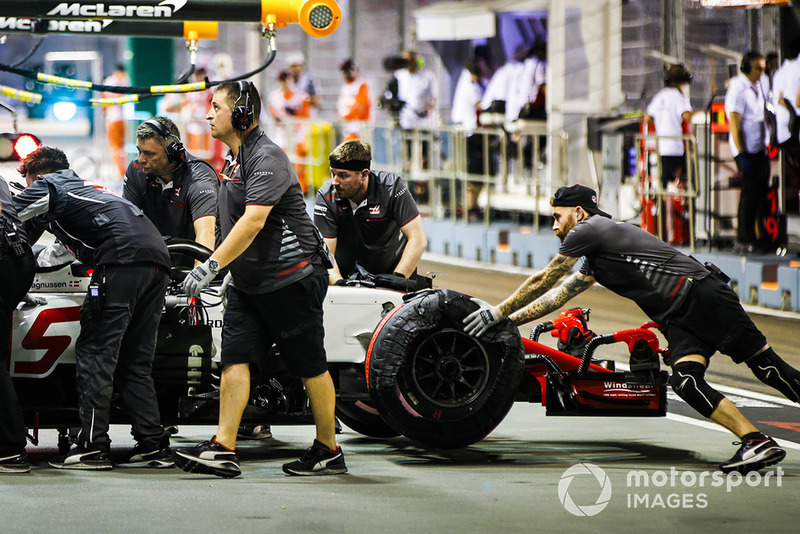 Romain Grosjean, Haas F1 Team VF-18, is returned to the garage