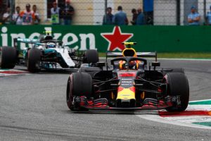 Max Verstappen, Red Bull Racing RB14, voor Valtteri Bottas, Mercedes AMG F1 W09