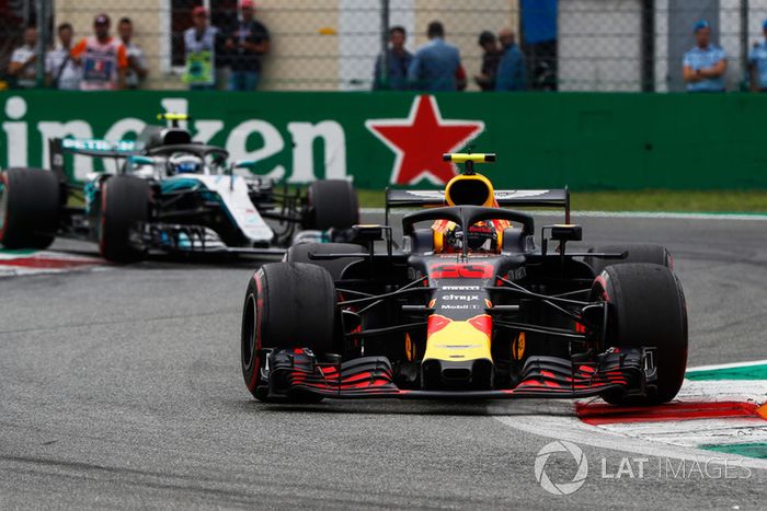 Max Verstappen, Red Bull Racing RB14, y Valtteri Bottas, Mercedes AMG F1 W09