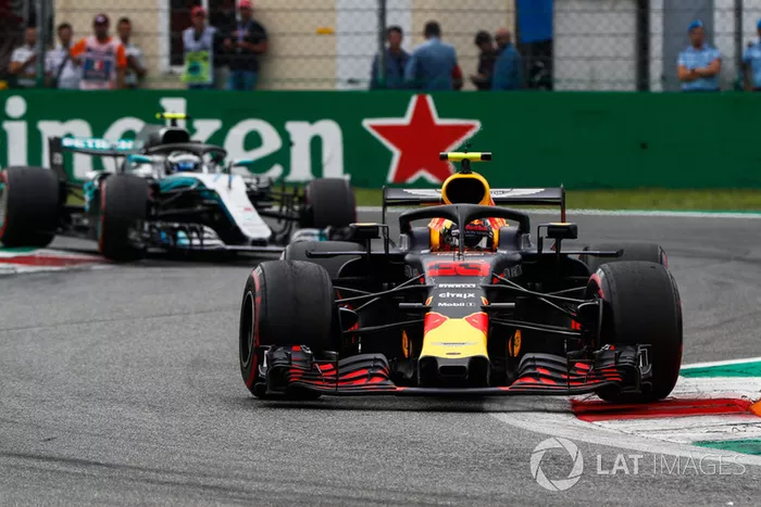 Max Verstappen, Red Bull Racing RB14, y Valtteri Bottas, Mercedes AMG F1 W09