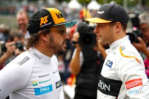 Fernando Alonso, McLaren, in gesprek met Stoffel Vandoorne, McLaren