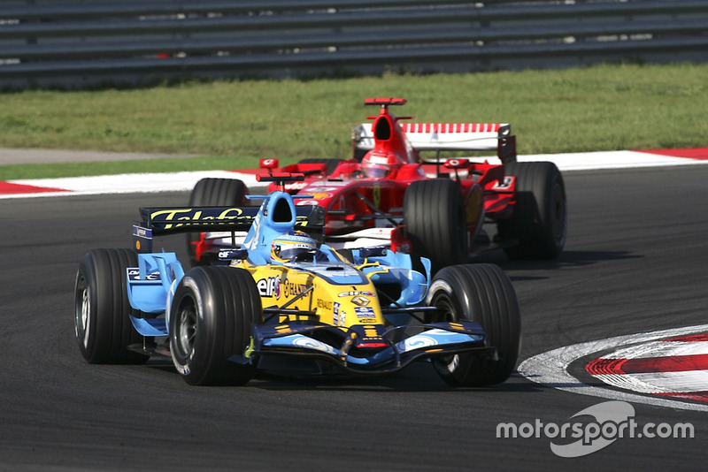 Fernando Alonso, Renault R26, 2ª posición, lidera Michael Schumacher, Ferrari 248F1