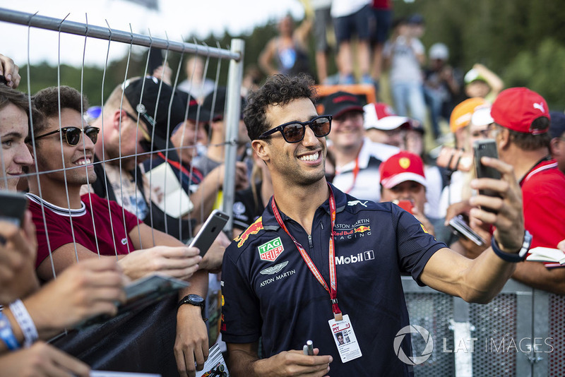 Daniel Ricciardo, Red Bull Racing fans selfie