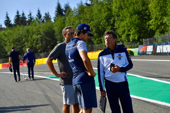 Lance Stroll, Williams ve Luca Baldisserri, Williams Yarış Mühendisi pist yürüyüşü