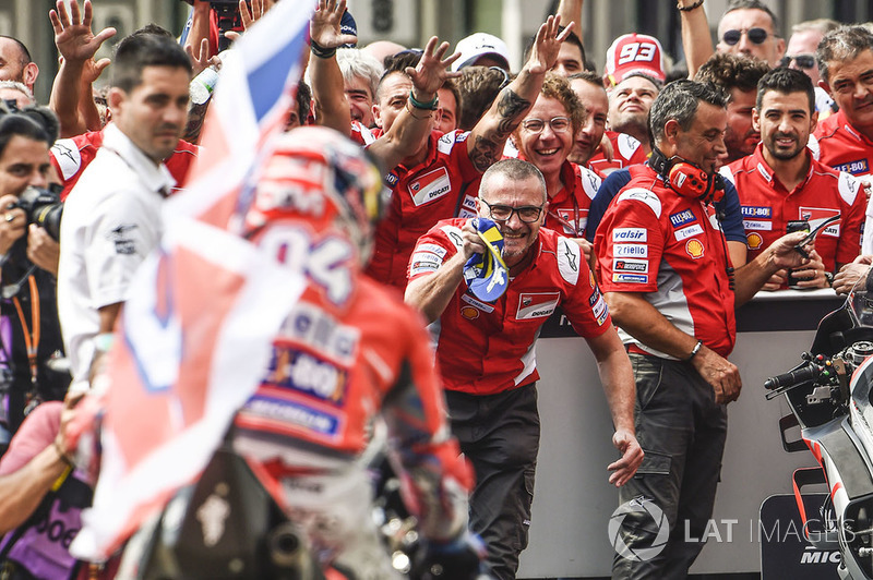 Retour du vainqueur au parc fermé