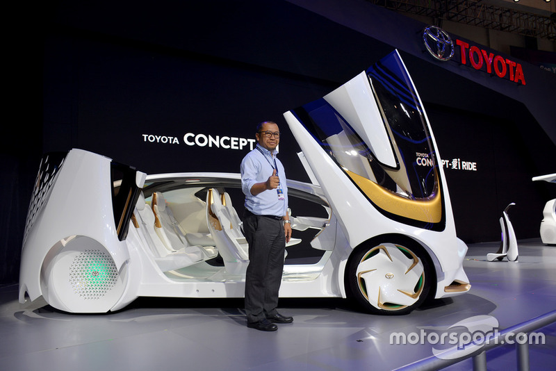 Rouli Sijabat, PR Manager Toyota Indonesia, dan Concept-i